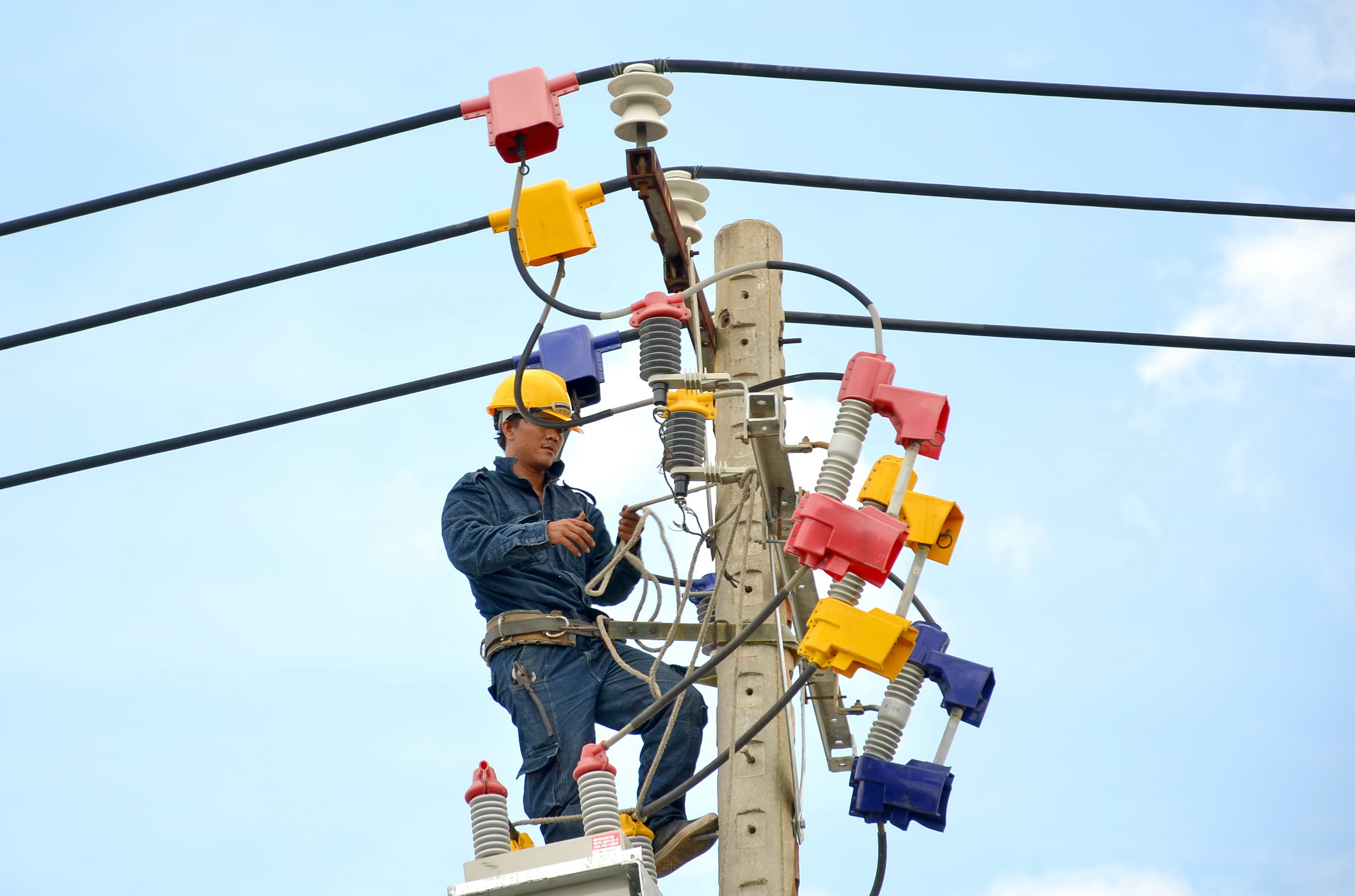 Bán điện lỗ, EVN vẫn lãi hơn 800 tỉ đồng