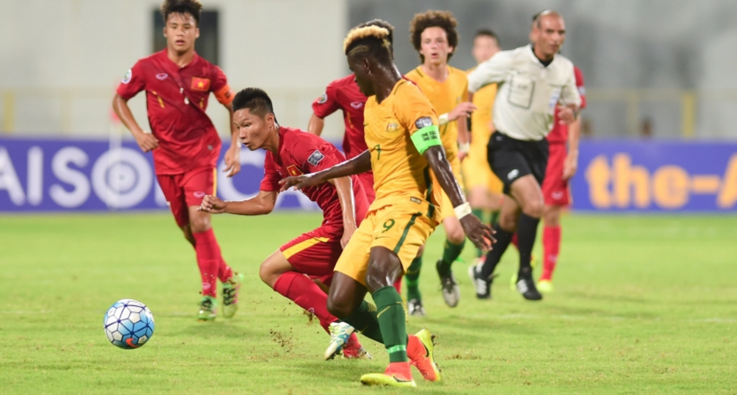 U16 Việt Nam của Duy Khiêm (trái) được ngợi khen khi thể hiện tinh thần thi đấu kiên cường trong trận thắng Úc Ảnh: AFC