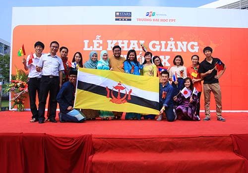 M&ocirc;i trường quốc tế h&oacute;a gi&uacute;p sinh vi&ecirc;n ĐH FPT sẵn s&agrave;ng kiến thức, kỹ năng để cạnh tranh to&agrave;n cầu