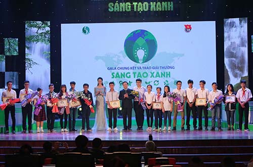 Đại diện C&ocirc;ng ty FrieslandCampina Việt Nam (giữa) trao thưởng cho c&aacute;c nh&oacute;m t&aacute;c giả đoạt giải