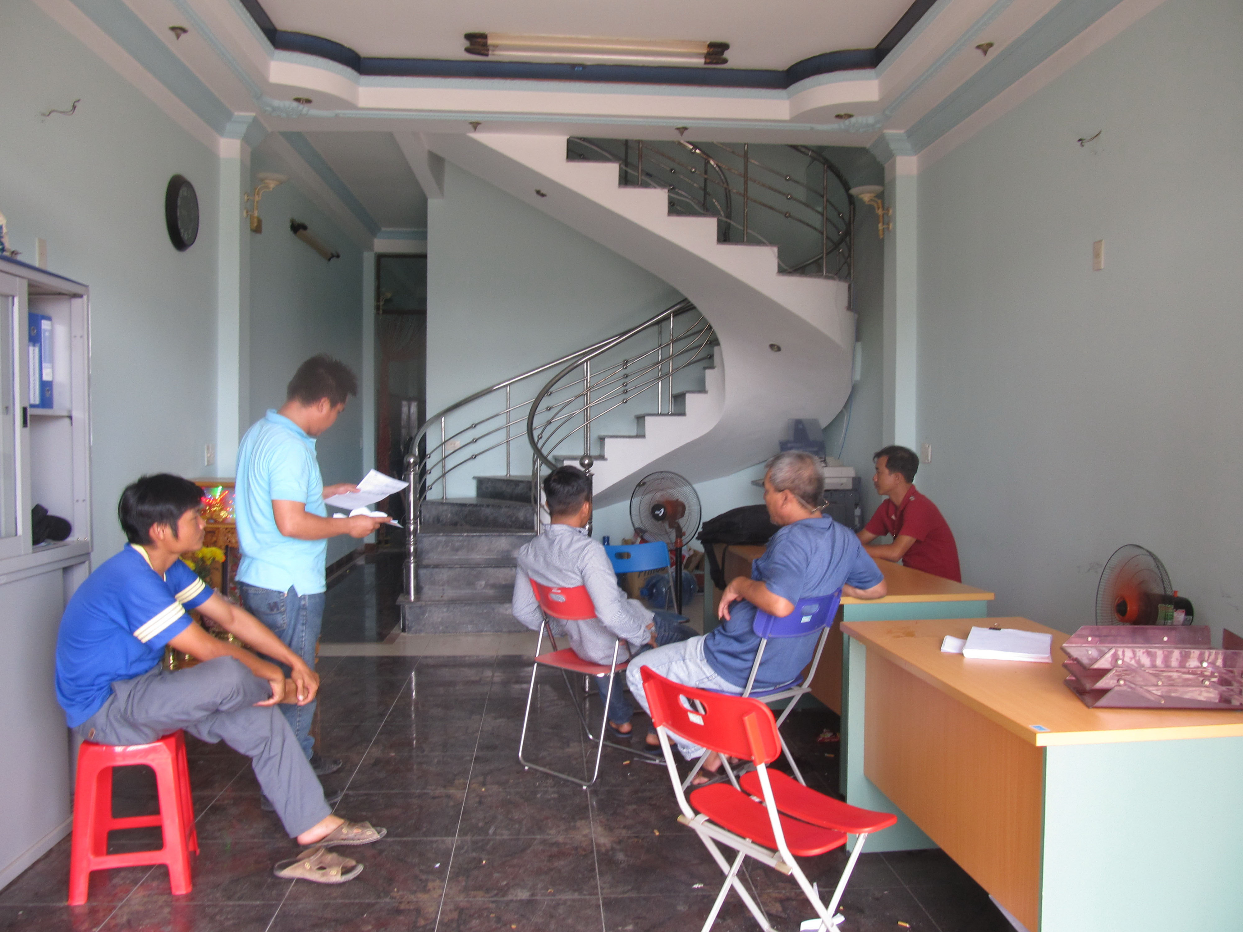 Khốn khổ chờ lương