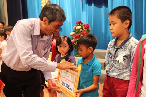 Nâng bước trò nghèo