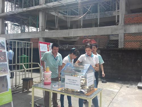 C&ocirc;ng nh&acirc;n C&ocirc;ng ty TNHH Long Rich đ&oacute;ng g&oacute;p ủng hộ chương tr&igrave;nh &ldquo;&Aacute;nh s&aacute;ng trong lũ&rdquo; do B&aacute;o Người Lao Động ph&aacute;t động
