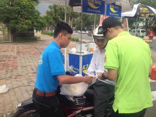 Đưa gạo sạch đến công nhân
