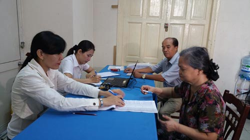 Người lao động làm thủ tục nhận lương hưu tại cơ quan BHXH Ảnh: BẢO NGỌC