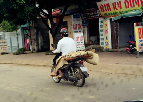 Người chở thi thể bằng xe máy là anh trai