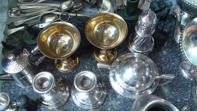 Chợ 've chai' sang chảnh ngàn USD giữa... Sài Gòn