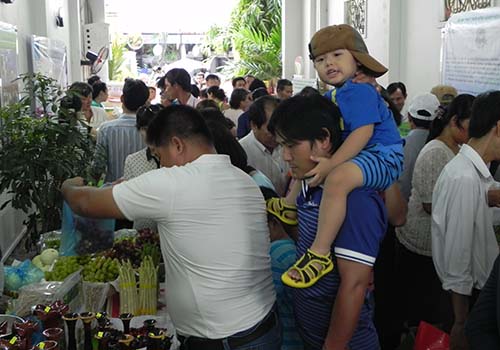 “Phiên chợ xanh - tử tế” thu hút người mua