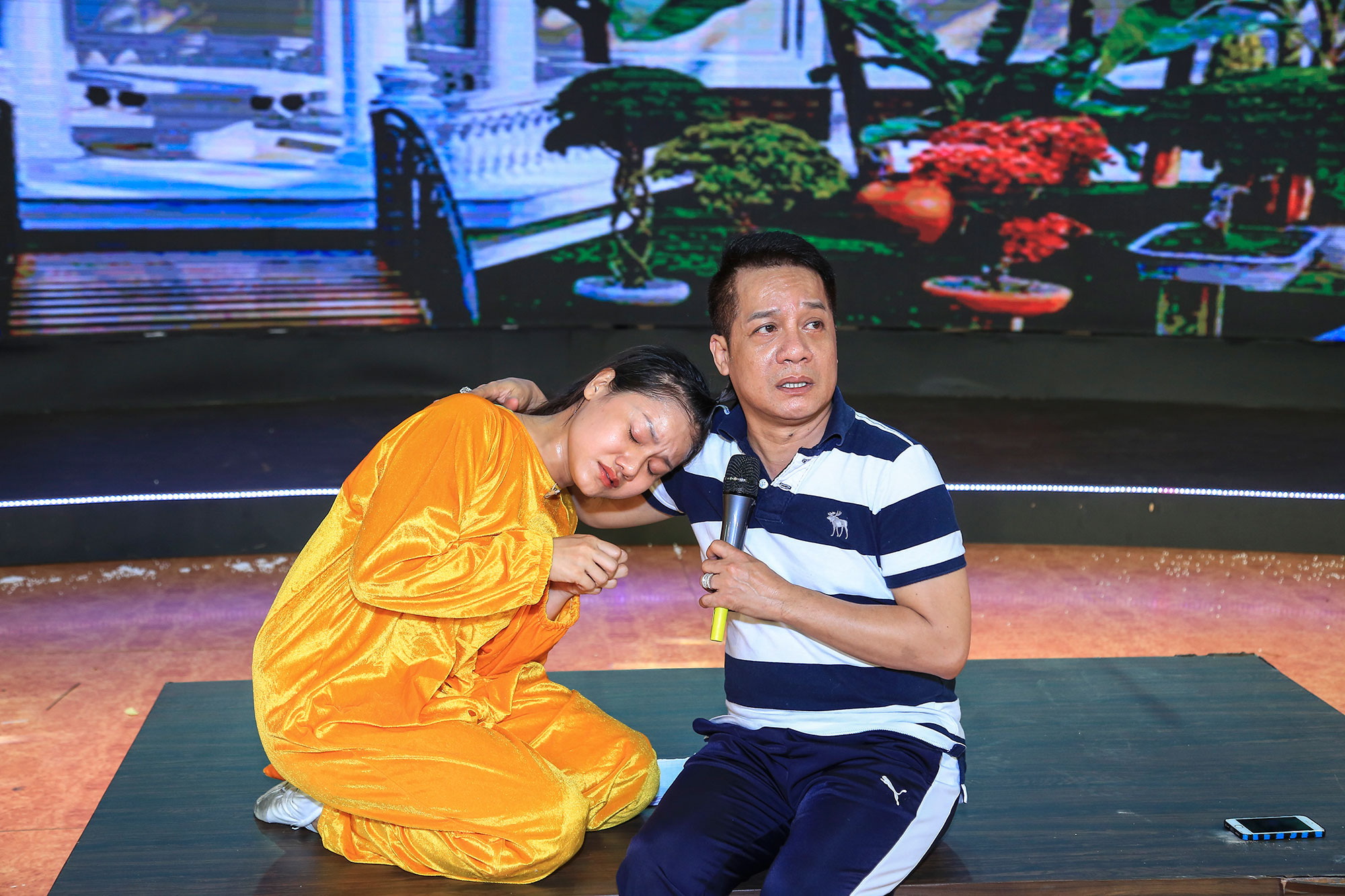 Minh Nhí ép buộc học trò hóa thân làm cún
