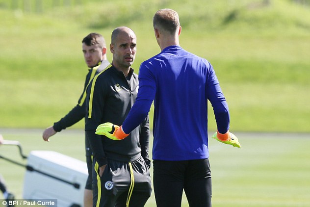 Sắp được thi đấu, Hart vẫn lớn tiếng với Guardiola