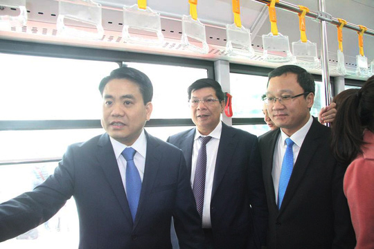 Chủ tịch Hà Nội làm khách chuyến xe buýt nhanh đầu tiên