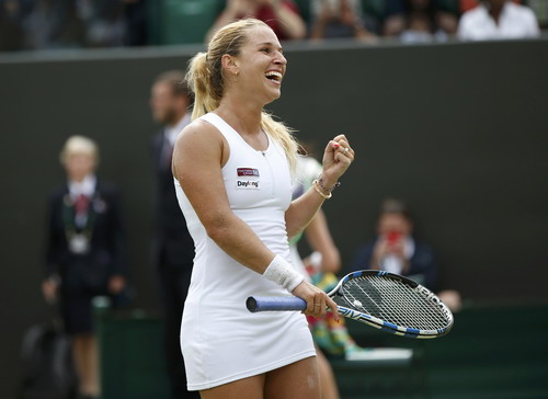 Cibulkova mơ hoãn cưới, chị em Williams lập kỳ tích