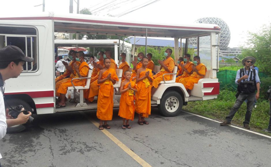 Thủ tướng Thái Lan kêu gọi sư trụ trì "tham nhũng" đầu hàng