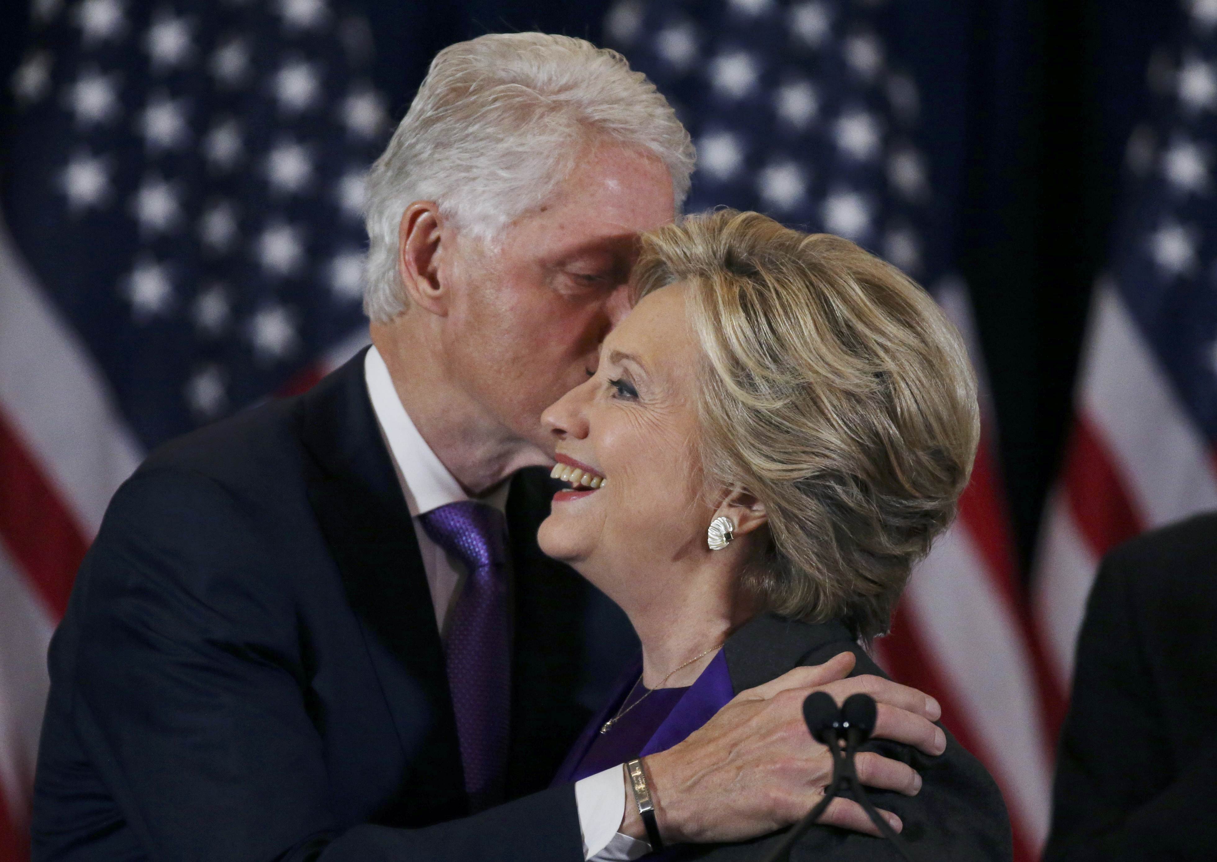 Tại sao bà Clinton mặc sắc tím khi phát biểu nhận thua?