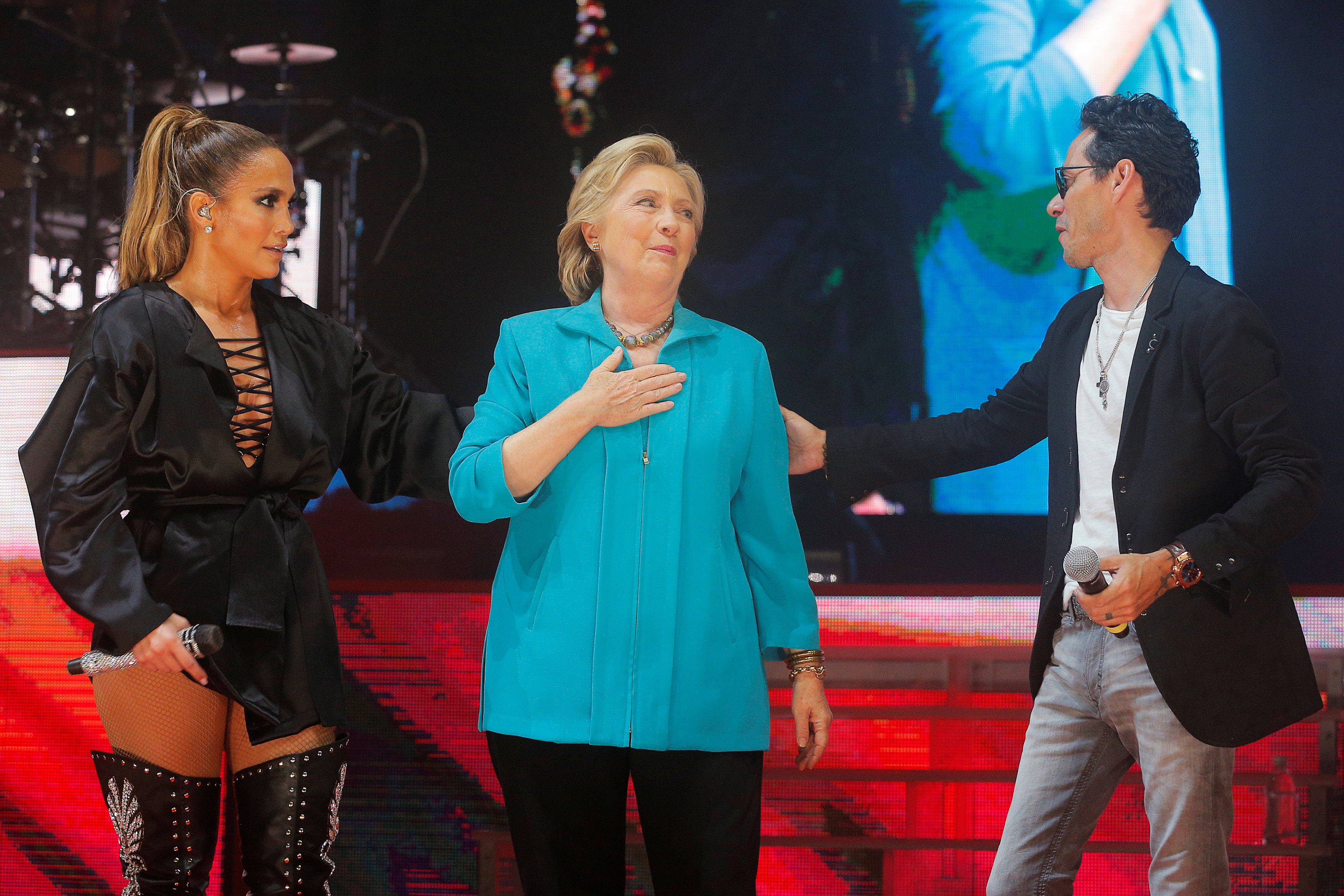Phe Dân chủ quyết bảo vệ bà Clinton