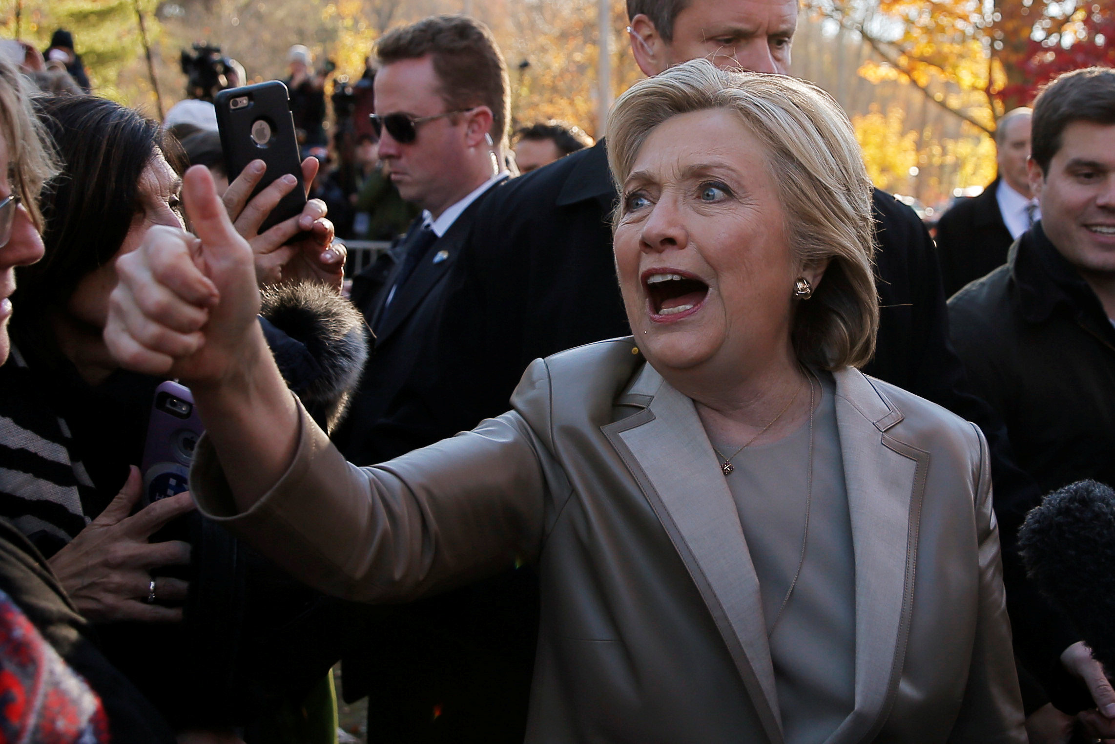 Bà Hillary Clinton chào người ủng hộ bên ngoài phòng phiếu ở TP New York hôm 8-11. Ảnh: Reuters