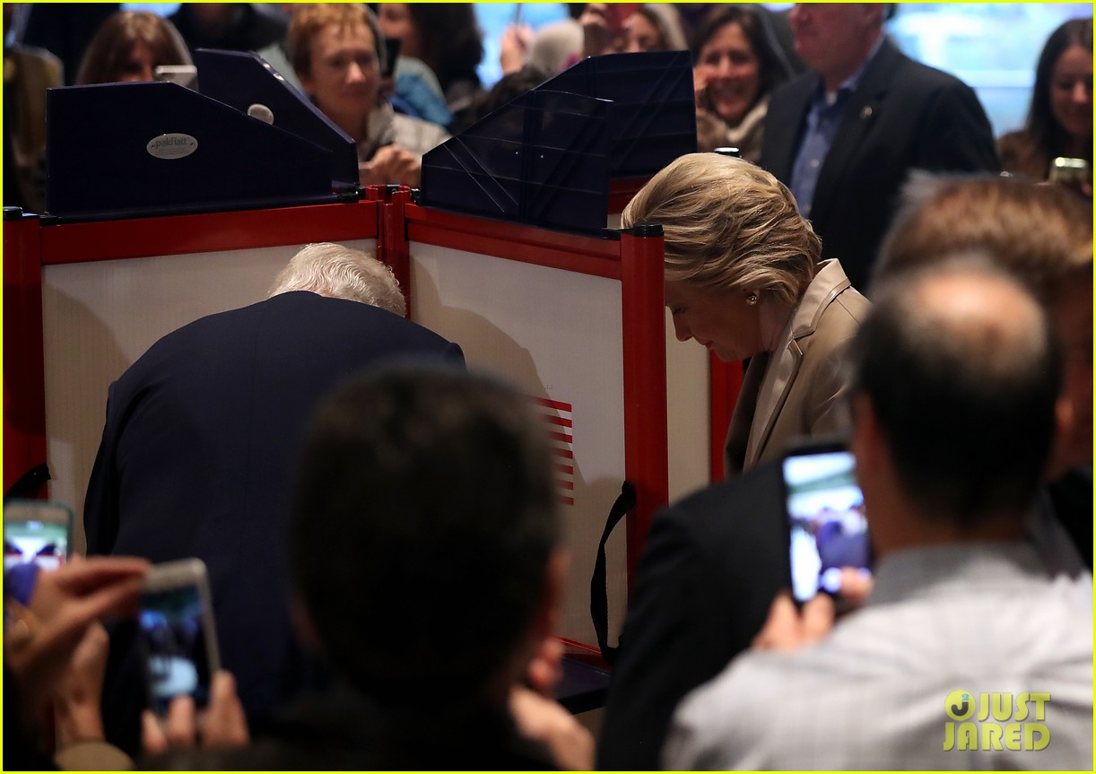 Bà Hillary Clinton bỏ phiếu tại TP New York – Mỹ hôm 8-11. Ảnh: Justjared.com