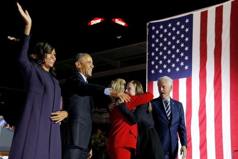 Ứng viên đảng Dân chủ Hillary Clinton ôm cô con gái Chelsea trên sân khấu vận động tranh cử cùng cựu tổng thống Bill Clinton, Tổng thống Barack Obama và Đệ nhất Phu nhân Mỹ Michelle Obama tại Pennsylvania. Ảnh: REUTERS