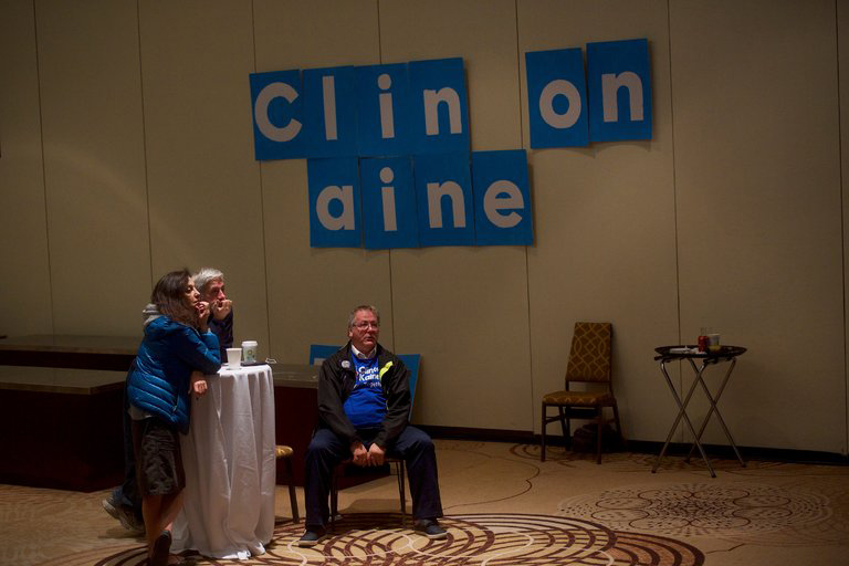 Người ủng hộ hối thúc bà Clinton kiểm phiếu lại