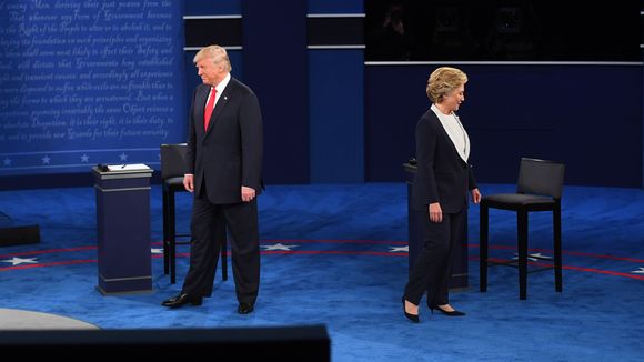 
Hai ứng vi&ecirc;n Hillary Clinton v&agrave; Donald Trump tại cuộc tranh luận. Ảnh: USA Today

