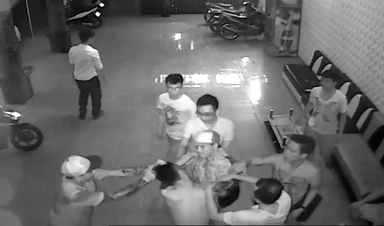 Nhóm cầm đồ đánh "hội đồng" chủ quán karaoke