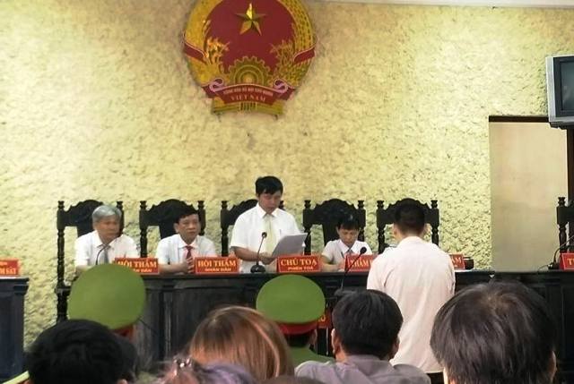 Đánh chết mẹ đẻ vì không cho hút thuốc lá trước mặt con nhỏ
