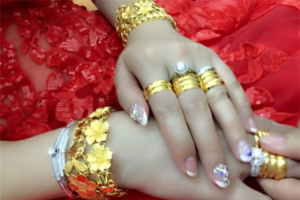 Con rể sốc nặng vì của hồi môn toàn hàng "giả"