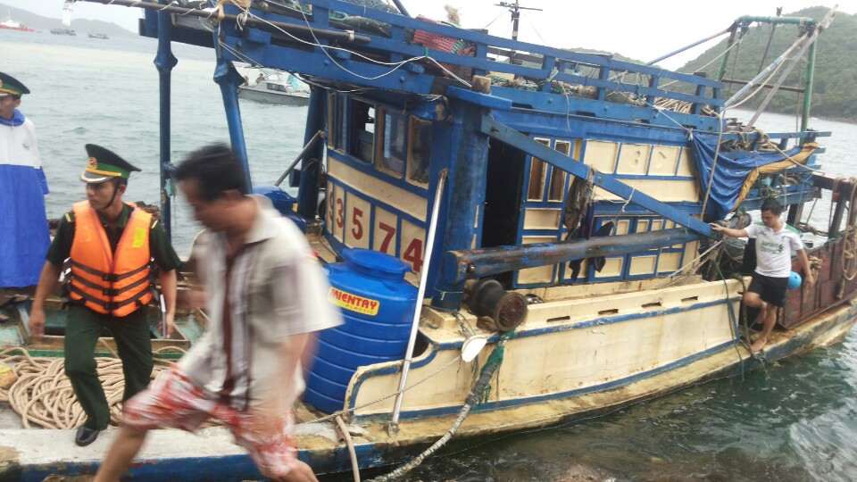 Trục vớt ghe cào của ông Tứ