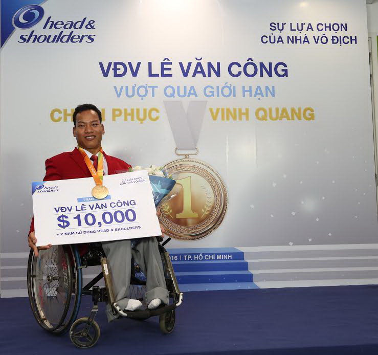 Nhà vô địch Lê Văn Công nhận thưởng từ nhãn hàng dầu gội