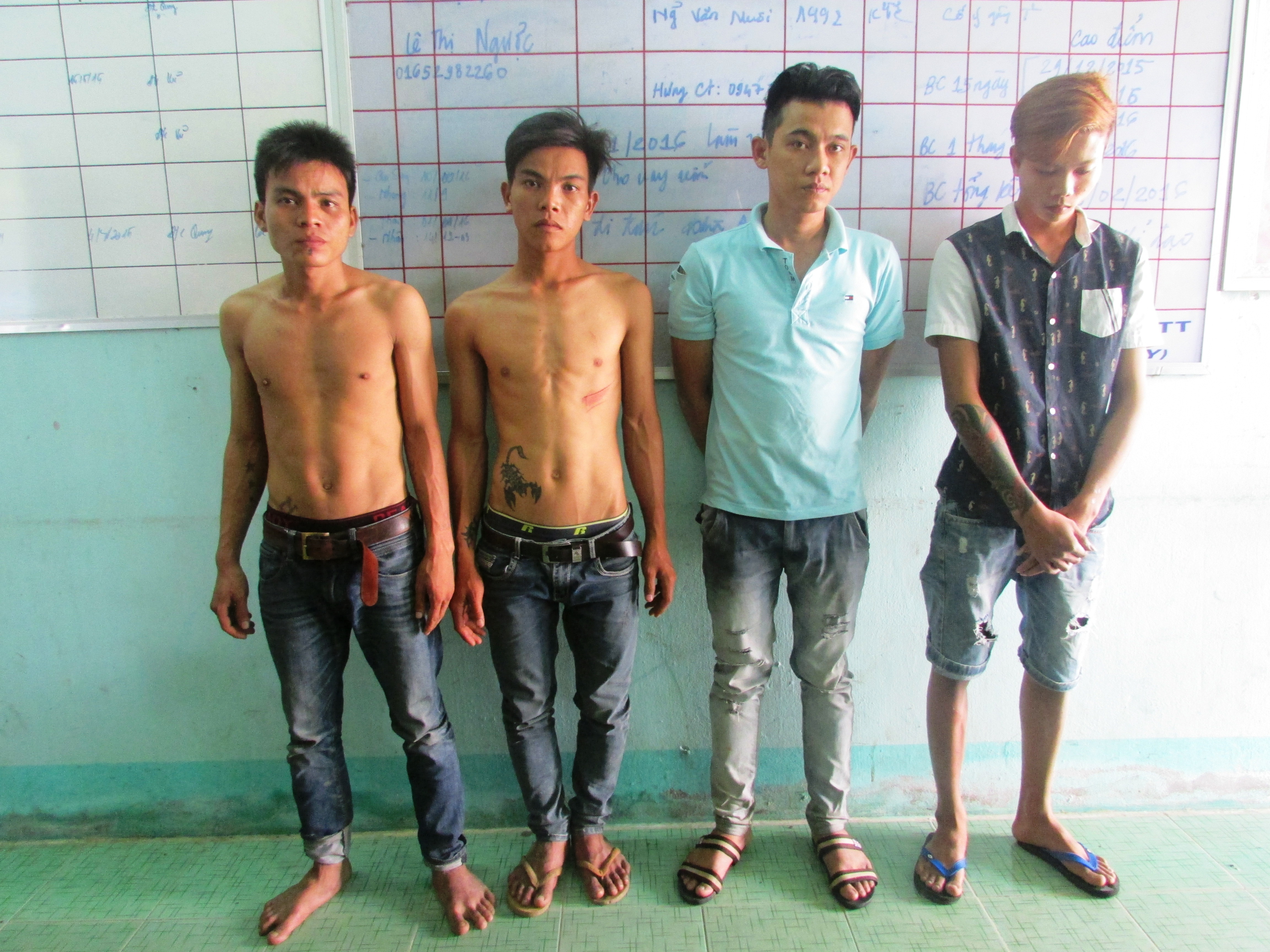 Không chịu bán dâm, bị 4 bạn nhậu hãm hiếp