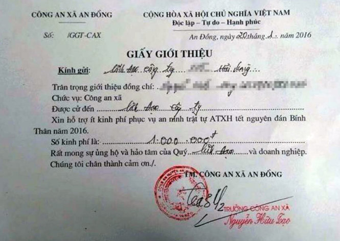 Trưởng Công an xã ký giấy xin doanh nghiệp tiền hỗ trợ Tết
