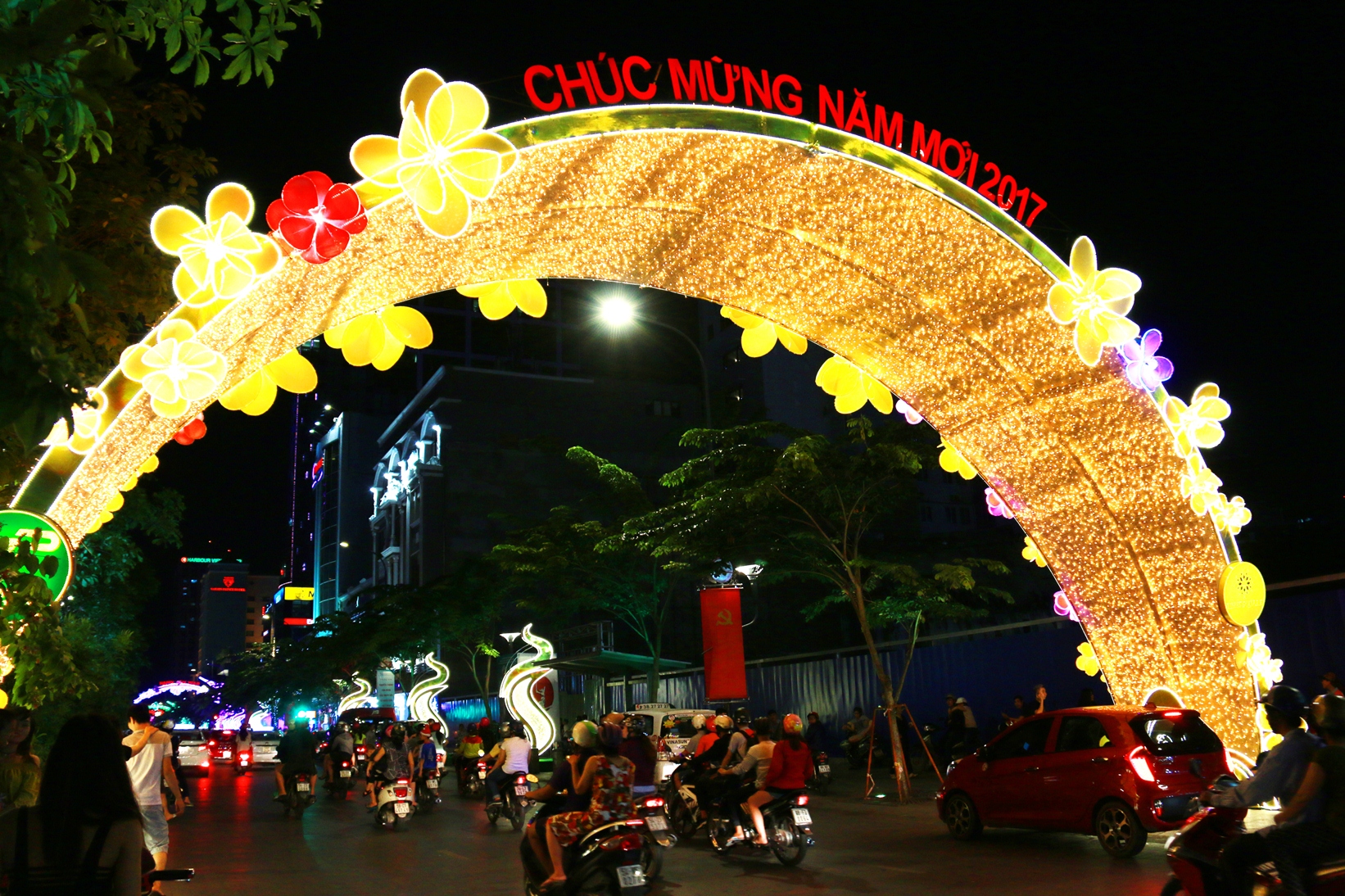 Phố đi bộ Nguyễn Huệ lung linh về đêm.
