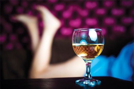 Cái kết mà gã trai nghèo mê rượu và gái gây ra
