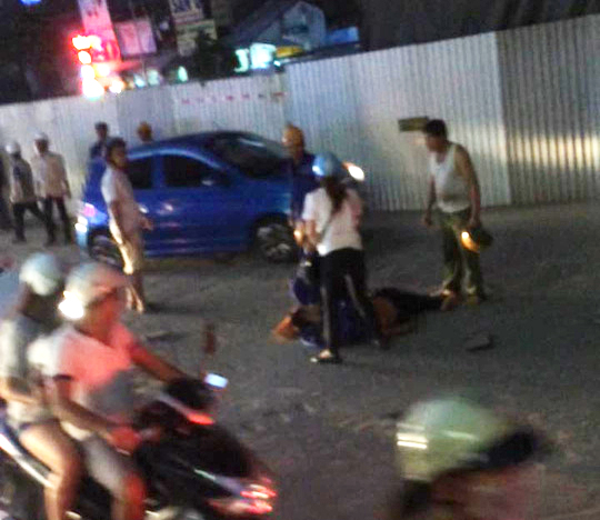 Nam c&ocirc;ng nh&acirc;n thi c&ocirc;ng đường sắt C&aacute;t Linh-H&agrave; Đ&ocirc;ng bị rơi xuống đường- Ảnh: Otofun