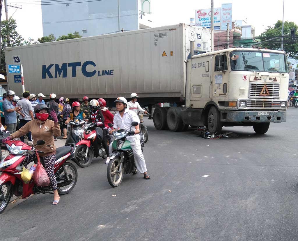 Xe container cán nát xe đạp điện, 2 nữ sinh thoát chết hy hữu