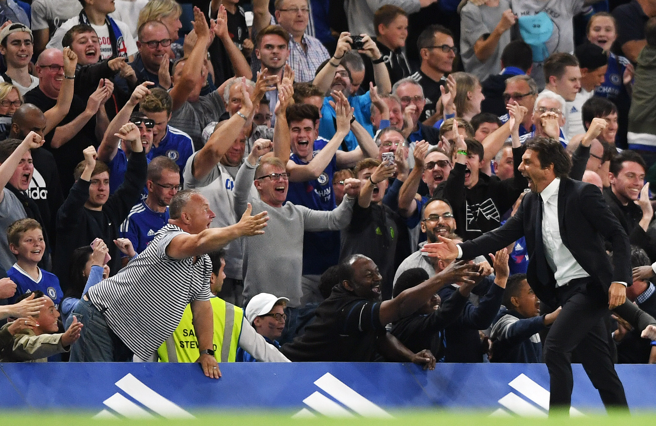 Chelsea thắng hú vía, HLV Conte trấn an Fabregas