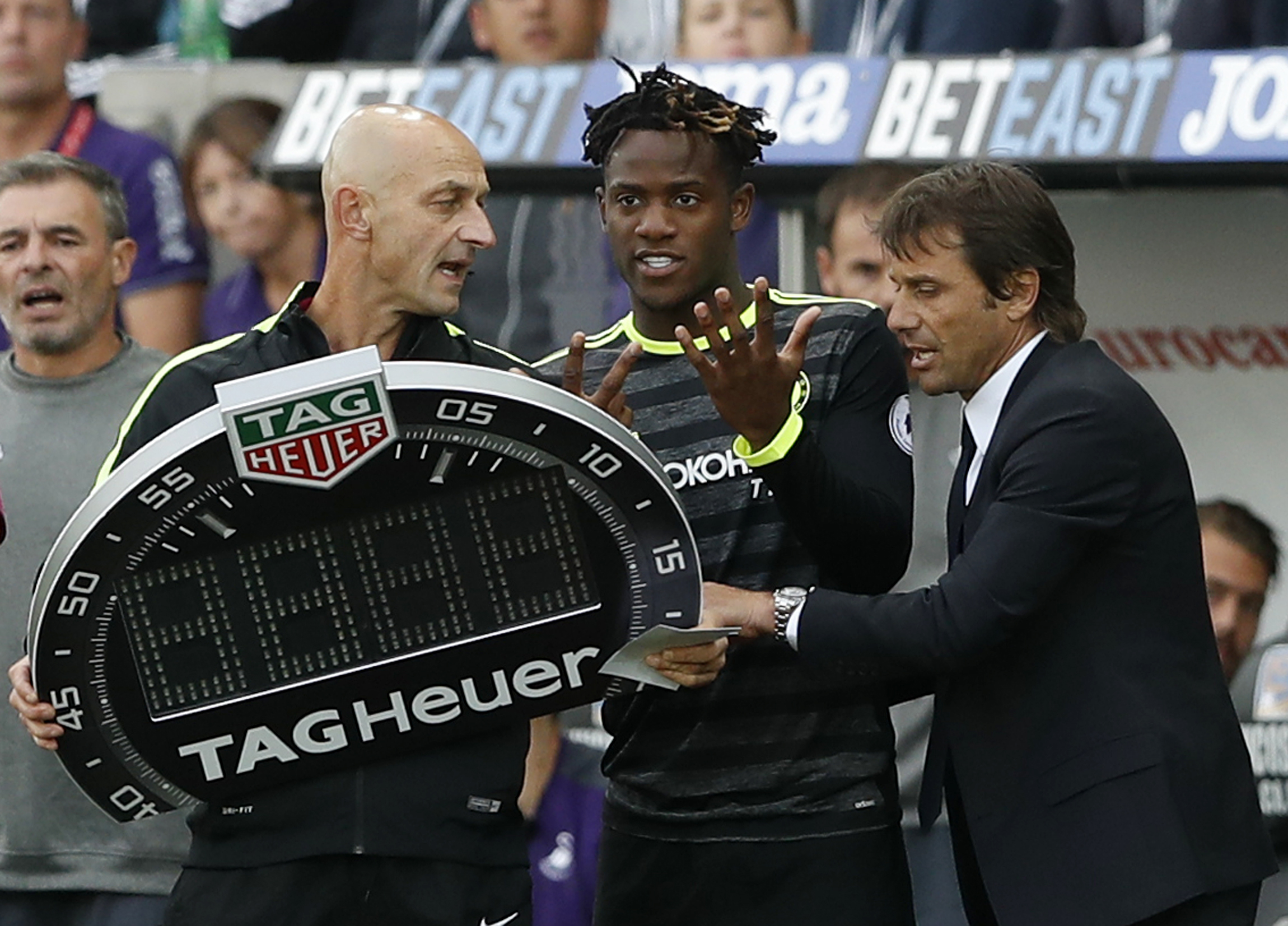 HLV Conte đổ lỗi trọng tài, khen Diego Costa