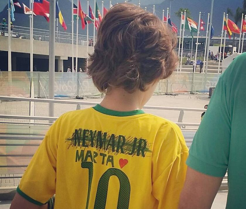 Fan nhí bỏ Neymar, thần tượng Marta