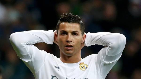 Xem tình huống khiến Ronaldo “bẽ mặt” trong ngày lập kỷ lục