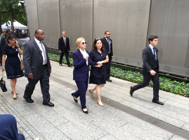 Hàng loạt nhân viên của bà Clinton ngã bệnh