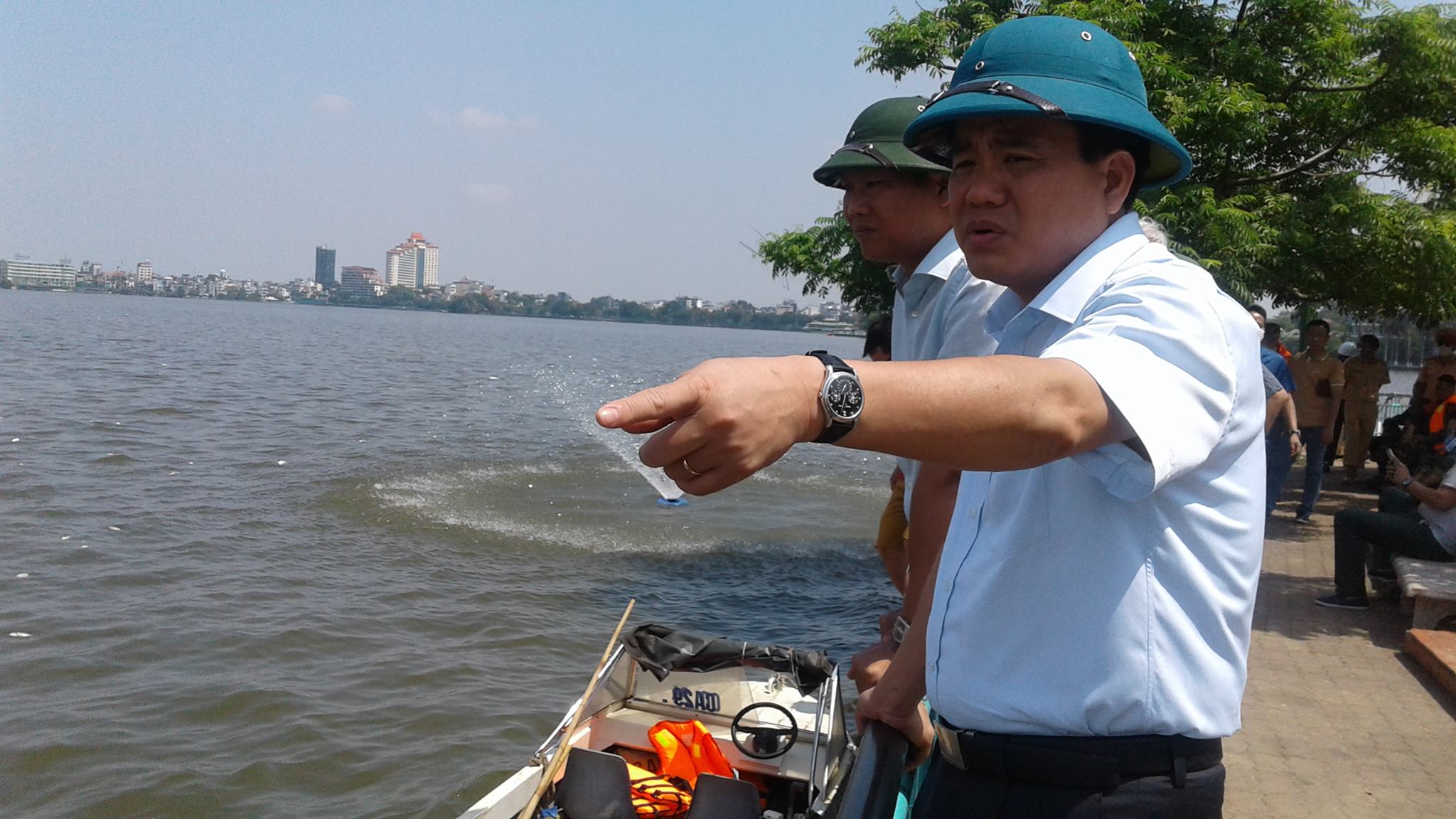 Chủ tịch Hà Nội trực chiến xử lý vụ cá chết trắng Hồ Tây
