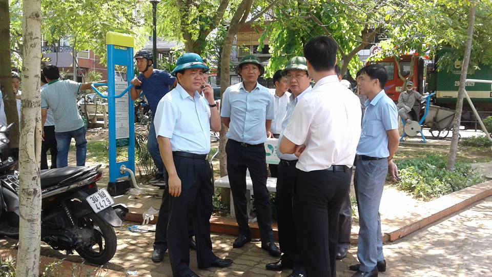 
Chủ tịch H&agrave; Nội chỉ huy t&aacute;c chiến tại hiện trường
