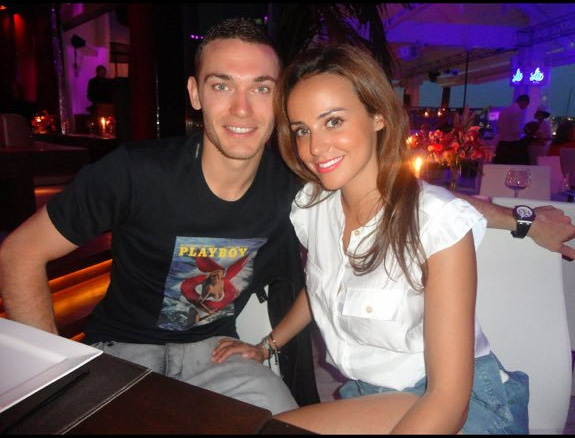 Vermaelen và bạn gái nóng bỏng sắp trở lại Anh