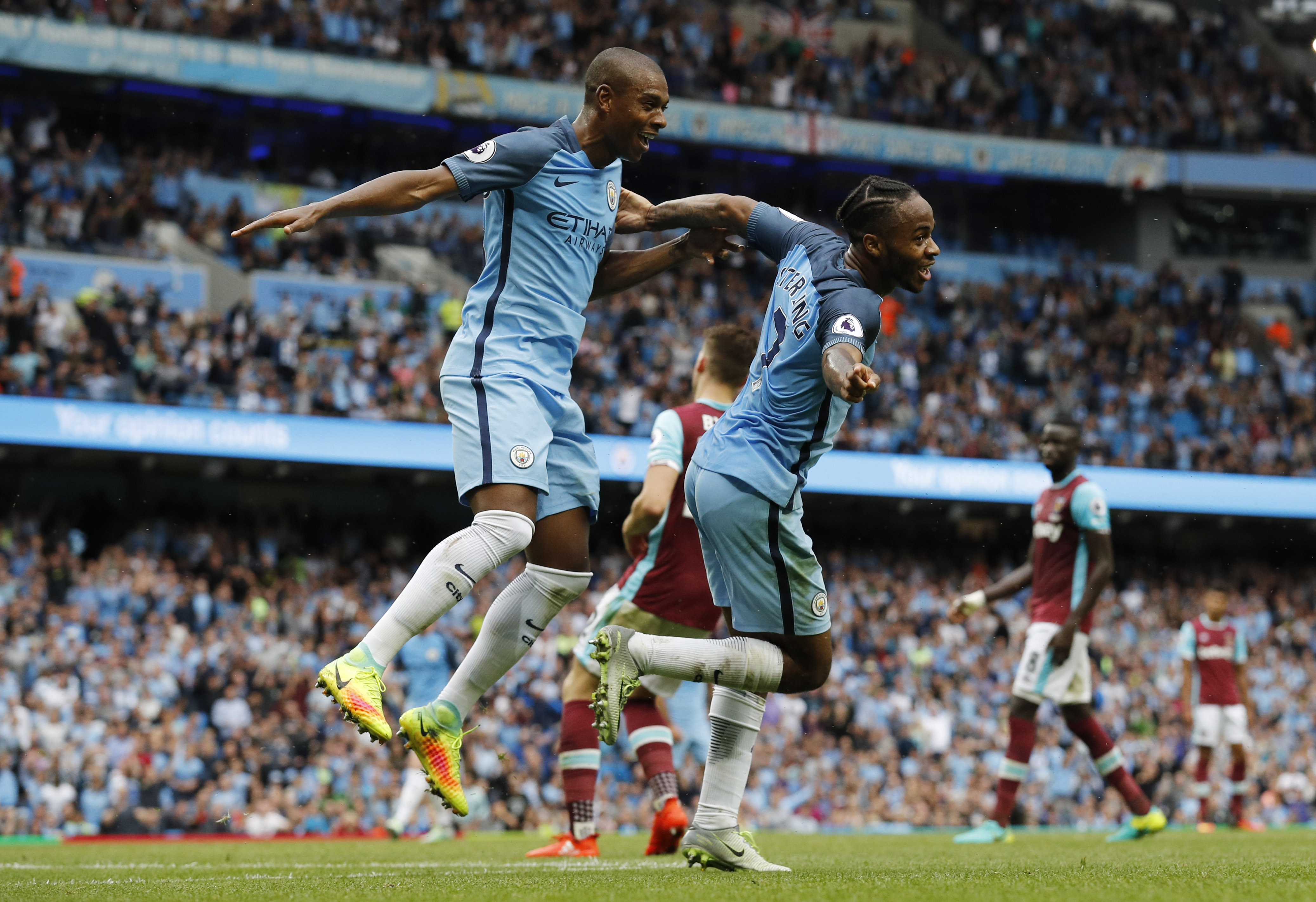 Hạ West Ham, Man City hâm nóng đại chiến M.U