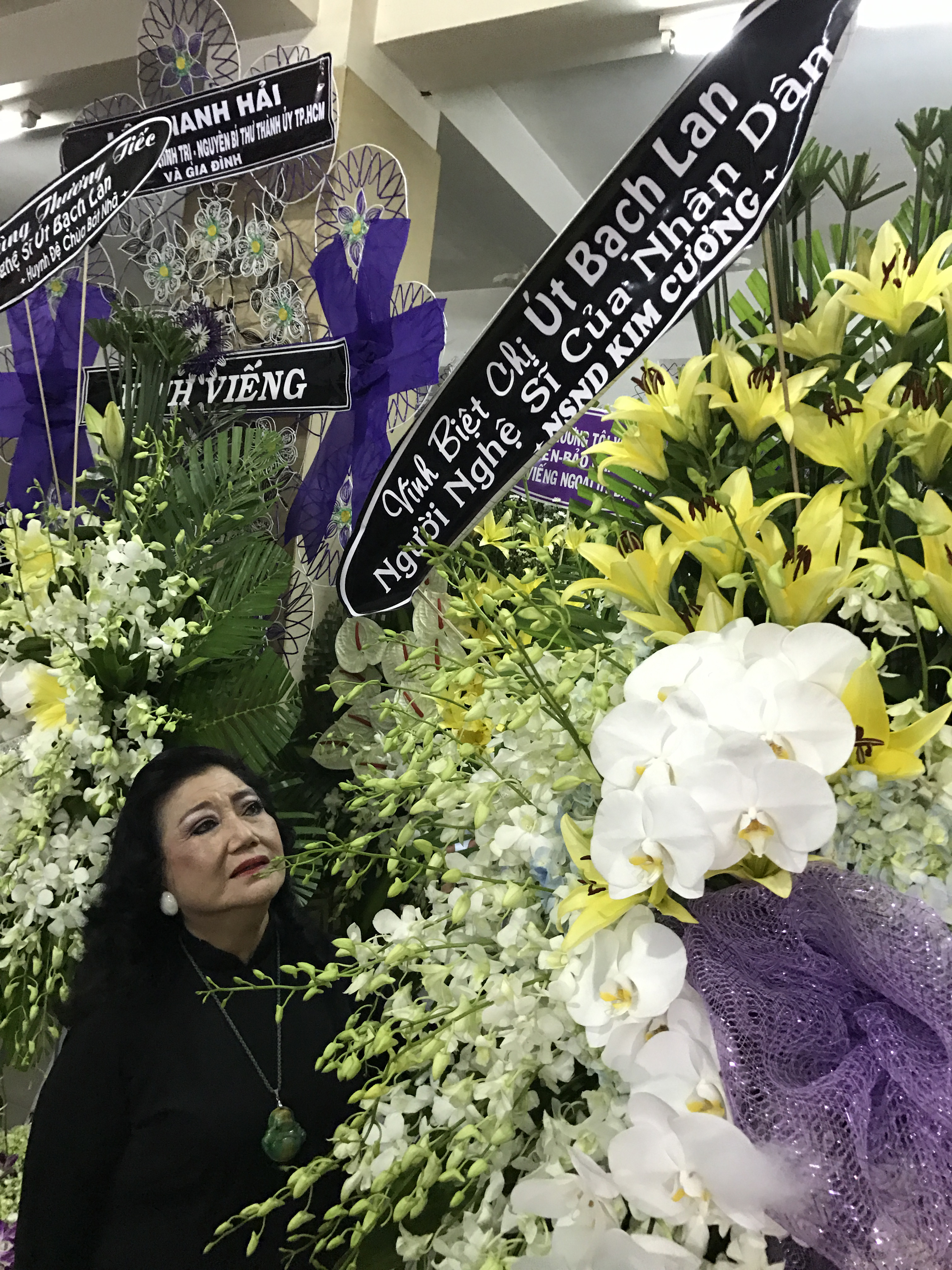 
Lẵng hoa của kỳ nữ Kim Cương viếng tang lễ sầu nữ &Uacute;t Bạch Lan
