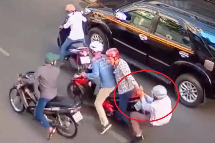TP HCM: Dàn cảnh va chạm, cướp xe táo tợn trên đường