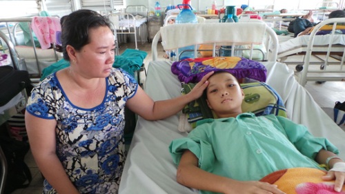 Cứu bé trai ộc cả lít máu mỗi ngày sau khi xuất viện