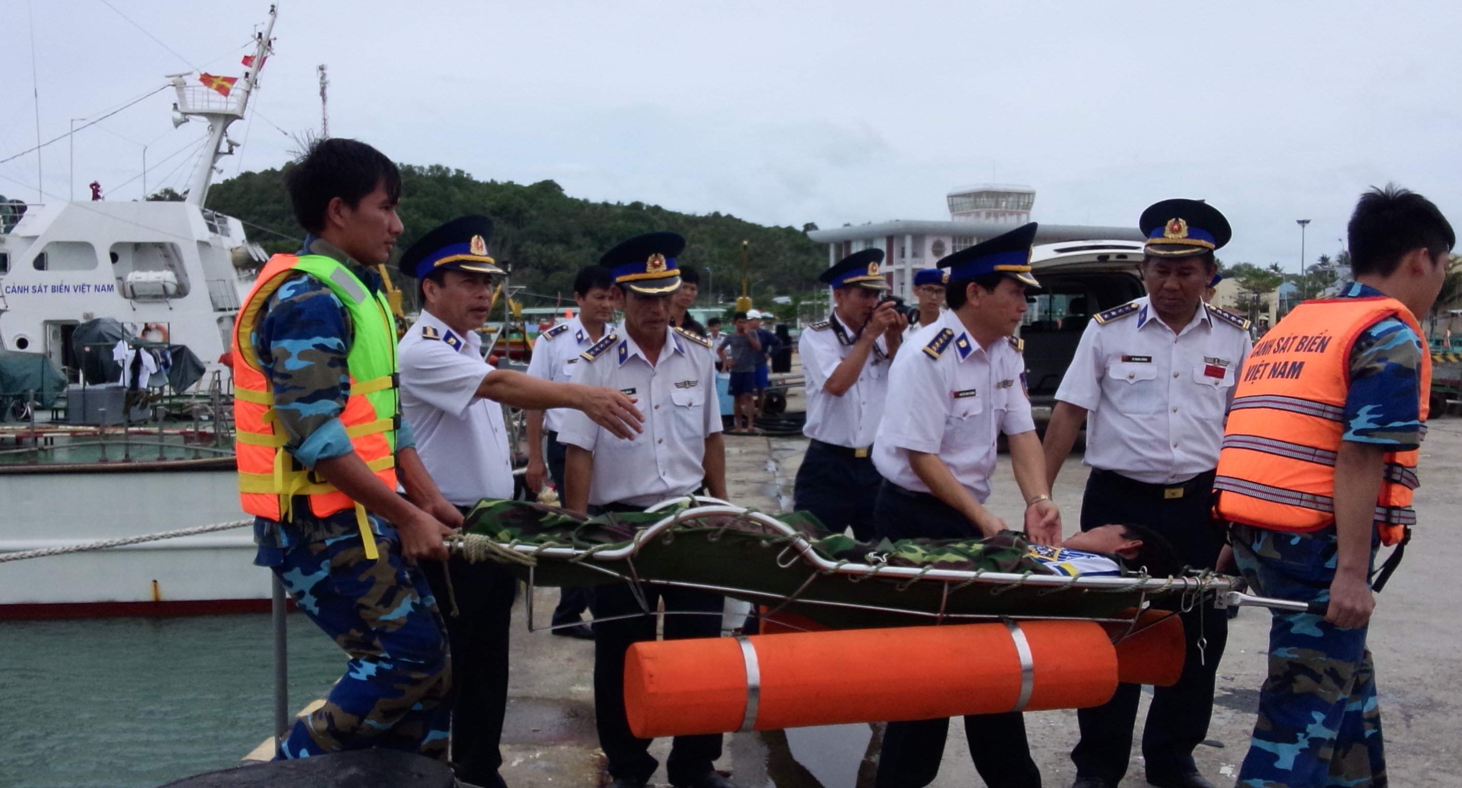 15 giờ vật lộn với tàu lật, cứu ngư dân trên biển