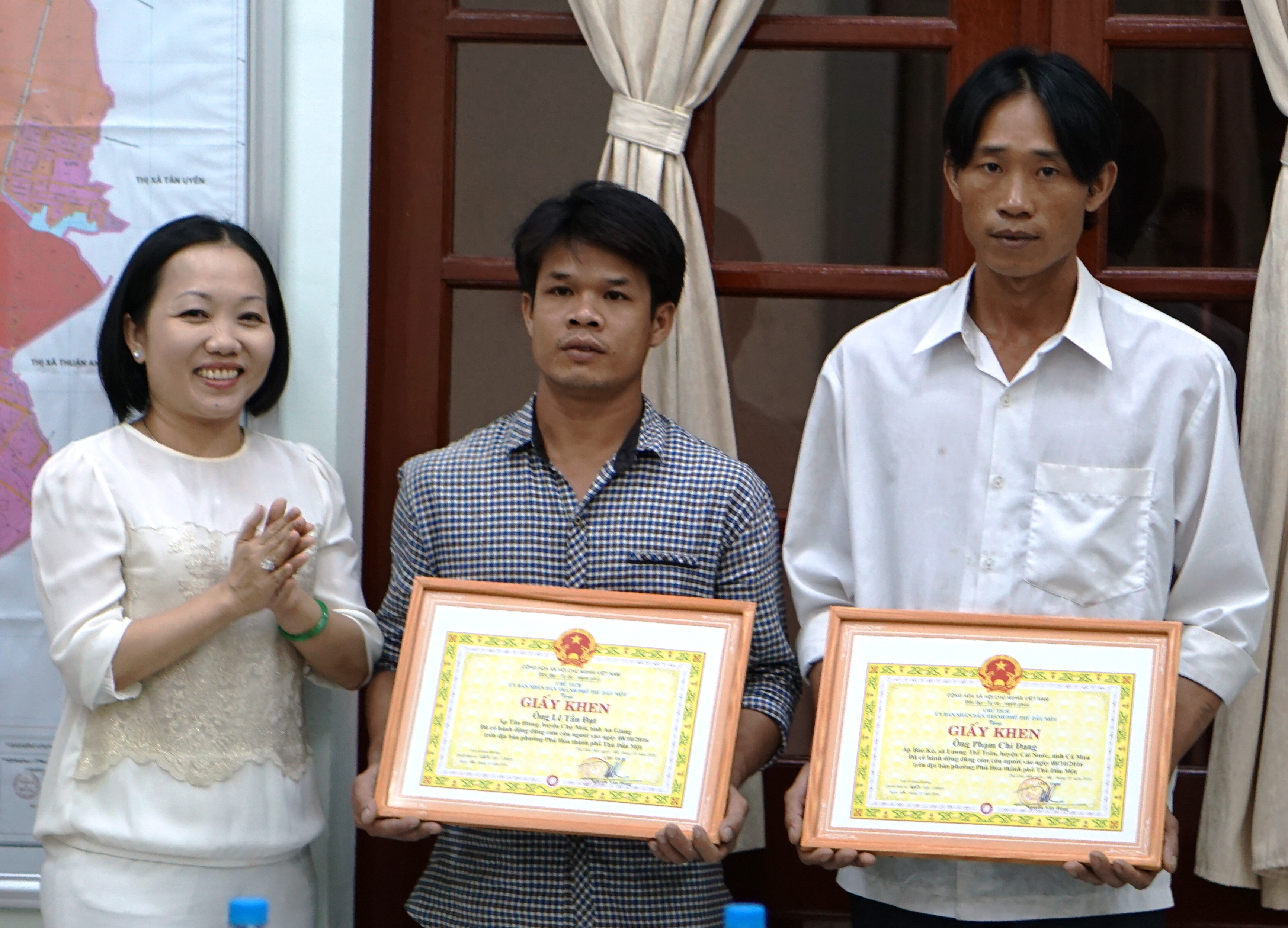 Cứu người trong mưa lớn, hai phụ hồ được khen thưởng