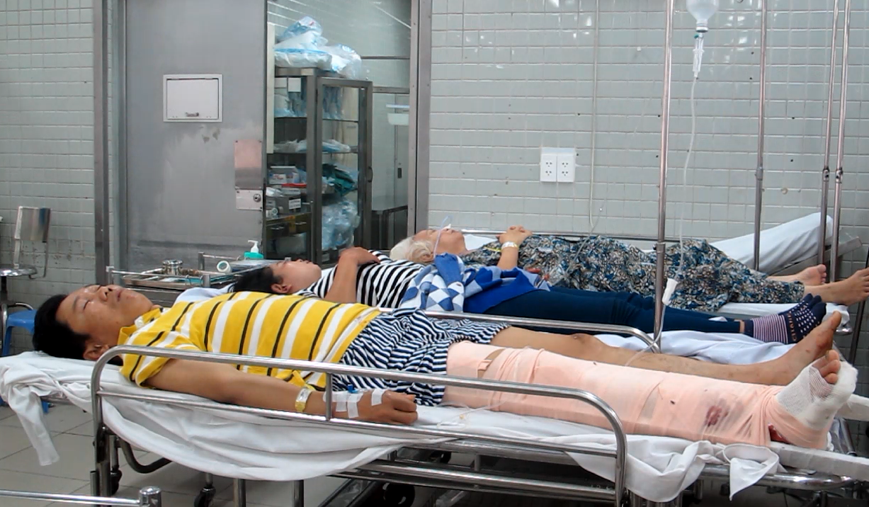 Vợ chồng anh Lê Xuân Nguyên tại bệnh viện